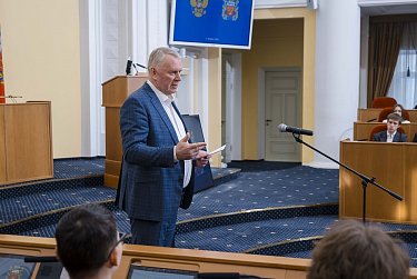 Старшеклассники заняли депутатские кресла